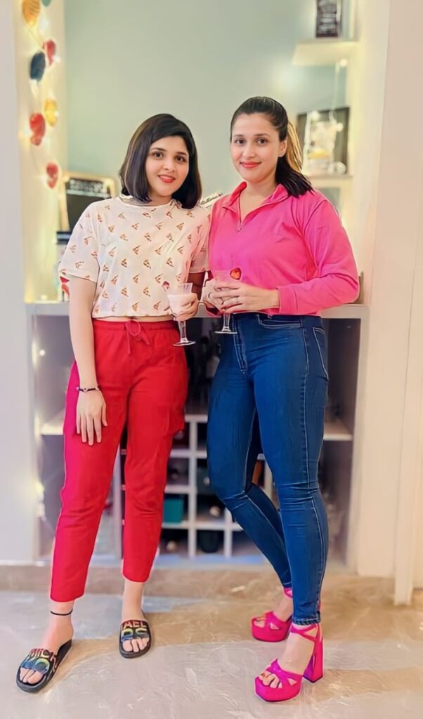 Mannara Chopra की बहने